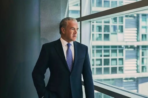 Un juez federal concedió una medida cautelar a Raúl Rocha Cantú para frenar la revocación de su estatus como testigo protegido y evitar su comparecencia