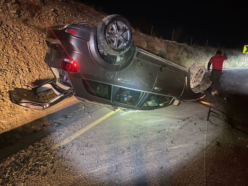 Una camioneta Dodge Journey gris volcó en el tramo “El Caracol”, Nueva Rosita, esta madrugada; Bomberos y Guardia Nacional atendieron a los ocupantes