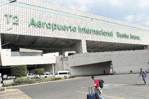 Pasajeros del vuelo 780 de Magnicharters denunciaron que el piloto retuvo la aeronave en el AICM como protesta por falta de pagos, en lo que describen como