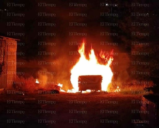 Investigan si el fuego fue provocado  Un automóvil terminó convertido en cenizas durante la madrugada de este sábado en la colonia Pedregal de San Ángel