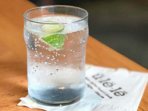 El agua con gas se ha posicionado como una opción fresca y saludable frente a los refrescos azucarados e incluso como alternativa al agua natural,