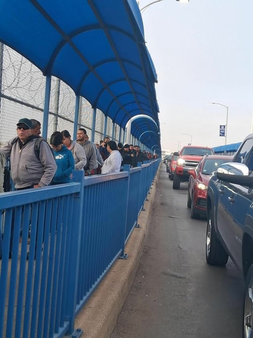El tránsito peatonal hacia Eagle Pass registró este lunes una carga superior a la habitual en el Puente Internacional Uno. La acumulación de personas provocó
