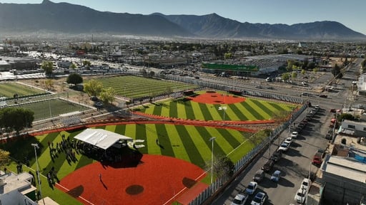   El alcalde Javier Díaz entrega rehabilitación de canchas de softbol en el parque Jesús Carranza. El programa “Activa tu Parque” ha beneficiado