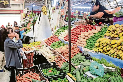 La inflación en México bajó a 3.7% en la primera quincena de diciembre, ubicándose dentro de la meta del Banxico, aunque alimentos como el chile serrano