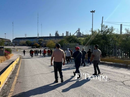 Tras cumplirse tres años del cierre de Altos Hornos de México, exobreros volvieron a reunirse en la explanada de la empresa para alzar la voz ante la falta