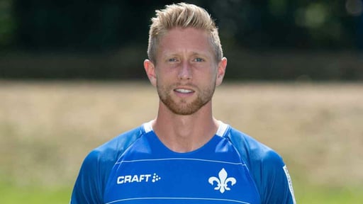    La comunidad futbolística alemana llora a Sebastian Hertner, defensa central de 34 años, tras un fatal accidente en una estación de esquí montenegrina.