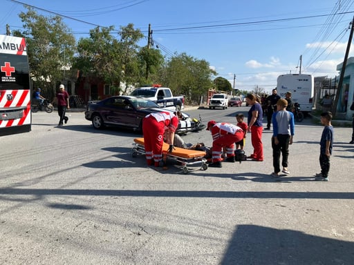 Socorristas de Cruz Roja le brindaron los primeros auxilios.  Un joven motociclista terminó con posibles fracturas en ambas piernas luego de participar
