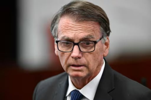 Desde prisión, Jair Bolsonaro reafirmó en una carta a su hijo Flávio como precandidato presidencial para 2026, en medio de su condena y una próxima cirugía.