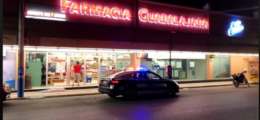    Los primeros minutos de hoy se registró un asalto a mano armada en una farmacia ubicada sobre la calle Venustiano Carranza, entre Jesús Silva y Cuauhtémoc,