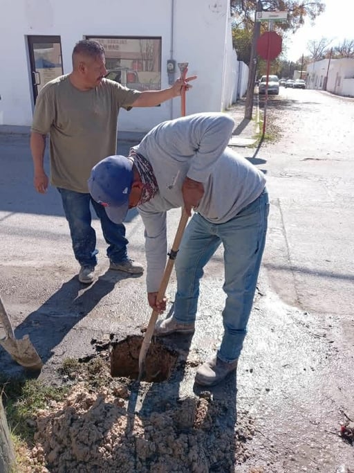 Cuadrillas del sistema de Agua Potable mantienen trabajos permanentes de reparación de fugas en diversos sectores del municipio de Nava, Coahuila, como parte