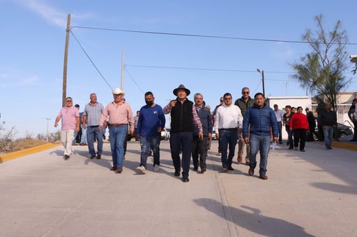 Vecinos de la colonia Infonavit ahora cuentan con calle pavimentada, mejorando movilidad y seguridad gracias a la inversión municipal.  Como parte