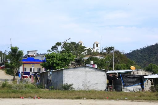 A seis meses del huracán Erick, la comunidad afromexicana Pie de Cerro en Oaxaca sobrevive sin sistema de agua, dependiendo de pozos vecinales que se secan.