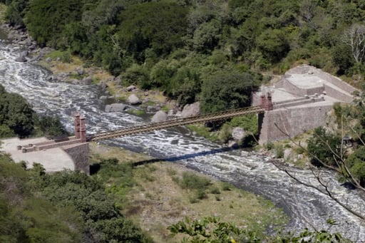 Treinta familias desplazadas por la violencia en la Sierra Sur de Oaxaca sobreviven en un terreno baldío sin servicios desde 2020 y exigen apoyo gubernamental