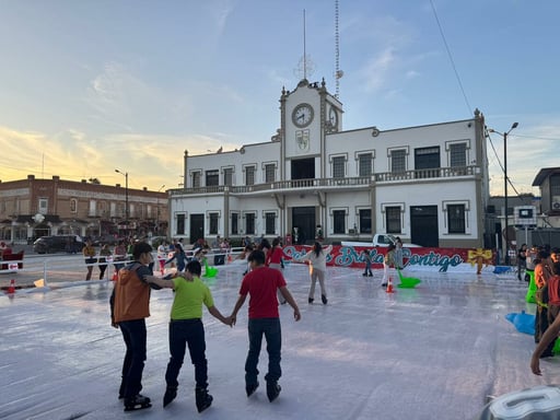 La pista de hielo en Sabinas recibe a visitantes de todas las edades, ofreciendo diversión segura, gratuita y con espacios organizados para toda la familia.
