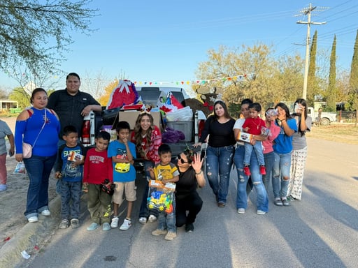 La Fundación Sonrisas con Causa llevó alegría a niños y familias de Sabinas, Palagú, Sauceda y Santa María con juguetes y posadas navideñas.  Niños reciben