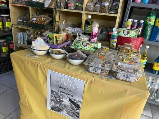 Los centros botánicos mantienen una venta constante de amuletos, perfumes rituales, semillas de la abundancia, baños de abrecaminos y palo santo, artículos