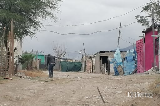 Las bajas temperaturas y la llovizna reciente agrava las condiciones de decenas de familias que habitan viviendas improvisadas en el sector oriente