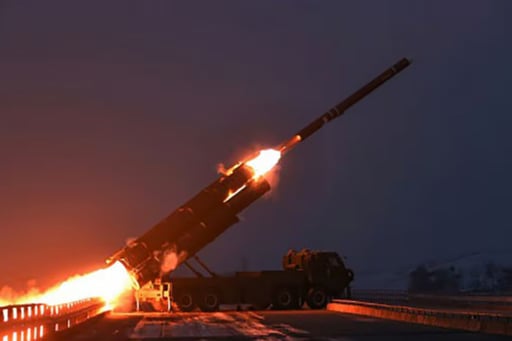 Kim Jong-un recorrió una fábrica de nuevos lanzamisiles múltiples en Corea del Norte y alabó su capacidad para 'aniquilar al enemigo', un día después de probar