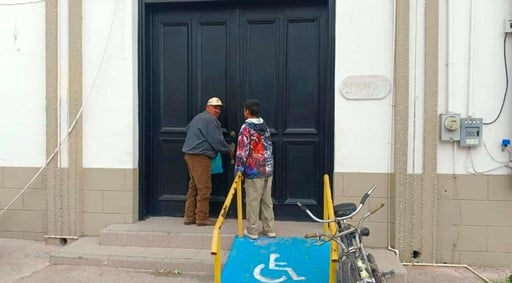 Alejandro Torres Rocha, adulto mayor, quedó sin poder realizar un trámite en la Ventanilla Única debido al cierre del Palacio Municipal, mientras aprovecha