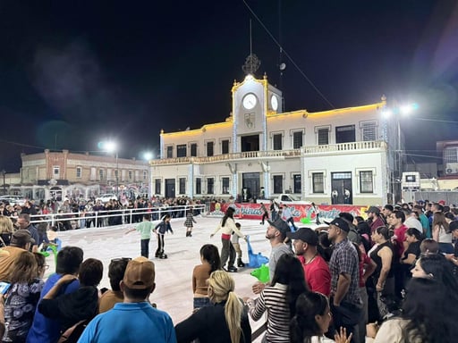 La pista de hielo de Sabinas se ha convertido en un punto de encuentro familiar y turístico, recibiendo cerca de mil visitantes diarios durante el periodo