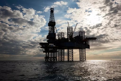 Los ingresos por exportaciones de crudo de Pemex se desploman en 2025, con cifras comparables a inicios de siglo y una marcada reducción de envíos.