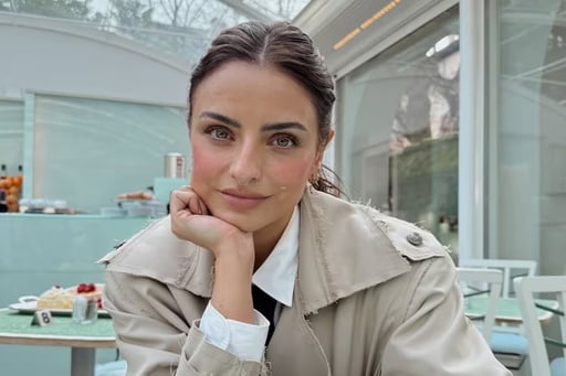 La actriz Aislinn Derbez reaparece en redes sociales con un emotivo mensaje sobre el duelo y su compleja relación con su fallecida madre, Gabriela Michel.