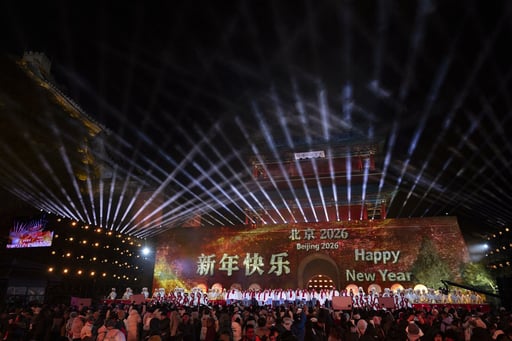 Mientras unos países aún despiden el 2025, otras naciones ya reciben el Año Nuevo 2026 con espectáculos de fuegos artificiales, luces y celebraciones masivas.