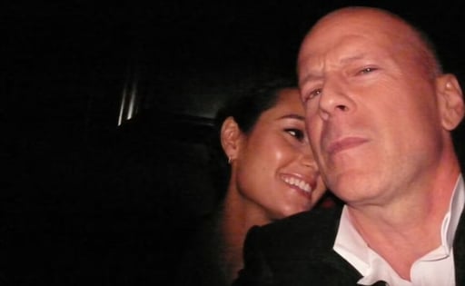 Emma Heming celebró 18 años de amor con Bruce Willis al compartir una fotografía del inicio de su relación, en medio del delicado estado de salud del actor.