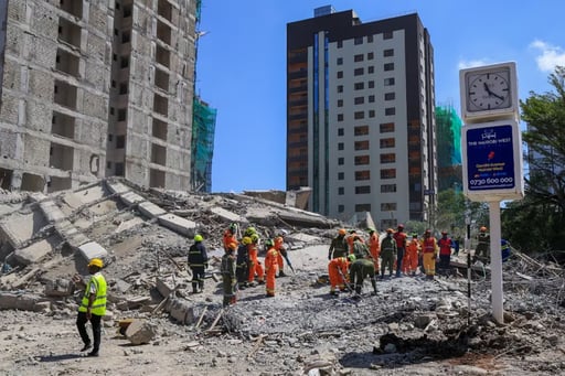 Un edificio de varios pisos en construcción colapsó en Nairobi, Kenia, dejando personas atrapadas, mientras equipos de rescate trabajan entre los escombros