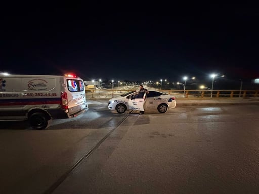 Joven amenazaba con lanzarse del puente.  La rápida intervención de socorristas del Grupo de Rescate y Urgencias Médicas (GRUM), en coordinación con la Policía