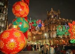 Niñas y niños de todas las edades dieron vida al último día del Festival de Luces de Invierno en el Zócalo capitalino, en el que hasta