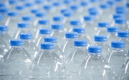 El impuesto a bebidas azucaradas impulsa el consumo de aguas minerales y purificadas en México, favoreciendo opciones saludables y un mercado en miles