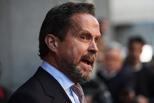 La salida del abogado de Nick Reiner obligó a posponer su audiencia en Los Ángeles, mientras el acusado enfrenta cargos graves por el homicidio de sus padres.