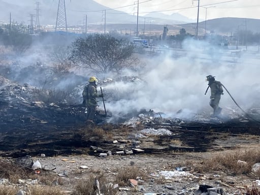 Enorme columna de humo generó la alarma en el sector sur.  Un incendio de basura y maleza provocó alarma y una intensa movilización de los cuerpos
