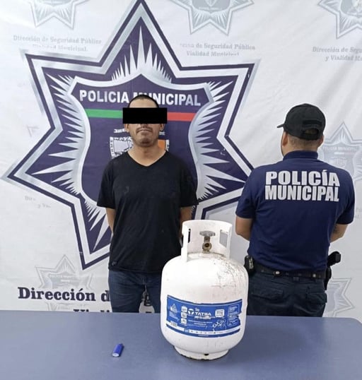 Un hombre fue detenido por la Policía Municipal en Agujita luego de que intentara provocar un incendio dentro de su vivienda, hecho que