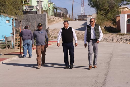 El alcalde de San Juan de Sabinas, Óscar Ríos Ramírez, supervisa los avances en pavimentación con concreto hidráulico y la campaña permanente de bacheo