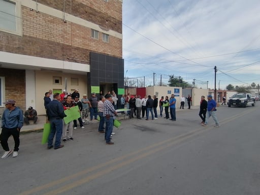 El plantón realizado por extrabajadores de Altos Hornos de México (AHMSA) a las afueras del Juzgado Cuarto de Distrito en Monclova obligó
