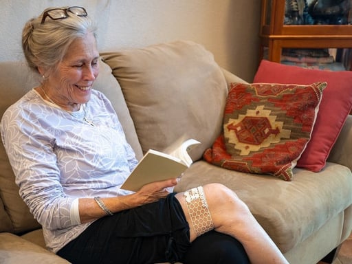 Una funda de malla experimental impulsada por inteligencia artificial podría identificar señales sutiles de fragilidad en adultos mayores, de acuerdo