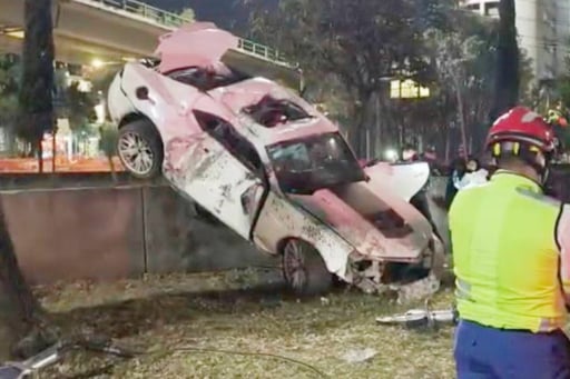 Un accidente automovilístico en la colonia Espartaco, Coyoacán, dejó una persona muerta y otra lesionada tras que un vehículo chocara contra un muro del Tren