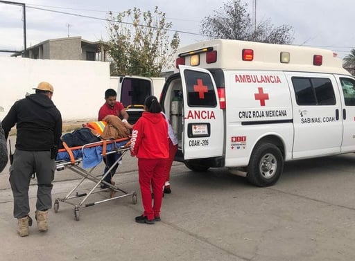 Una movilización de cuerpos de seguridad y auxilio se registró en Nueva Rosita tras el reporte de una persona tirada frente a una tienda OXXO.  Elementos