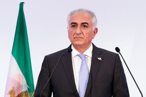 Reza Pahlavi, hijo del último Sha de Irán, intenta posicionarse desde el exilio como una figura clave en el futuro del país.  El príncipe heredero Reza