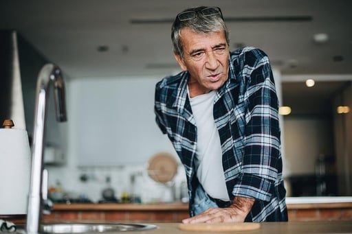 Un nuevo estudio sugiere que el dolor de espalda podría anticipar la aparición de trastornos del sueño varios años antes en hombres de edad avanzada.