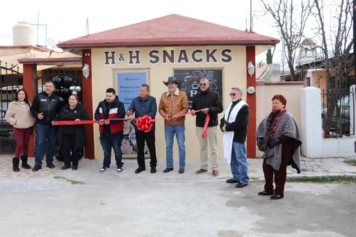 El alcalde Óscar Ríos refrendó su compromiso con el impulso a los emprendedores locales al otorgar un apoyo económico como estímulo para el inicio de un nuevo