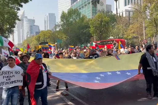 Cientos de personas marcharon en Paseo de la Reforma para exigir el fin de la intervención de EE.UU. en Venezuela y la liberación de Maduro.  Cientos