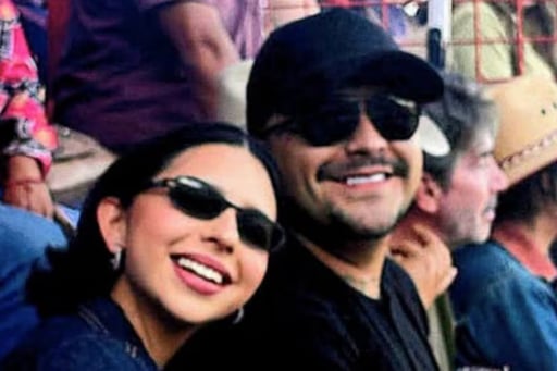 Ángela Aguilar comenzó el 2026 con una renovación de imagen al despedirse del cabello corto y apostar nuevamente por extensiones oscuras.  La cantante Ángela