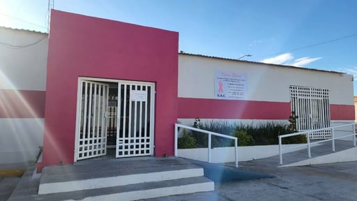 La falta de medicamentos utilizados en tratamientos oncológicos, especialmente para quimioterapias, así como la insuficiencia de personal médico especializado,