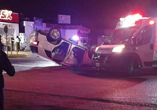 El joven que conducía a gran velocidad fue señalado como responsable.   Un aparatoso accidente vial se registró durante la madrugada de este domingo en calles