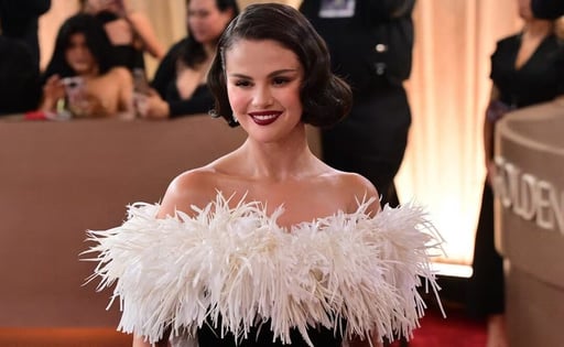 La actriz Selena Gomez sabe cómo destacar en una alfombra roja. Esta vez robó miradas en la 83.ª edición de los Golden Globes, gala a la que asistió como parte