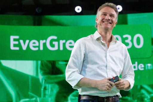 El CEO de Heineken NV, Dolf van den Brink, dejará su cargo el 31 de mayo tras registrar un desempeño inferior y caída en ventas.  Dolf van den Brink,