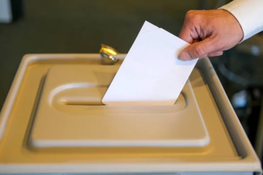 El coordinador de Morena evalúa postergar los comicios judiciales de 2027, mientras la oposición califica la reforma electoral como un retroceso.